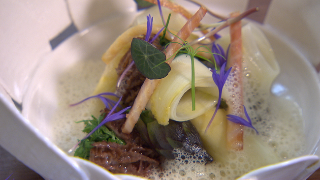 © ORF NÖ Gericht mit Spargel und Spitzmorcheln in weißem Teller, fein garniert