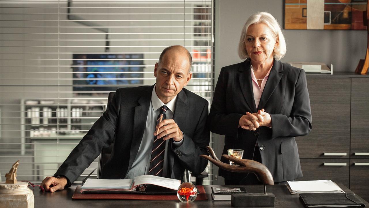 "Soko Donau - Bis aufs Blut": Paul Matic (Dr. Seiler), Brigitte Kren (Dr. Henriette Wolf)