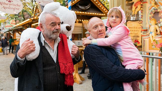 Nimm du ihn: Xaver (Branko Samarovski), Sohn Dietrich (Simon Schwarz) und Enkelin Anabell (Anja Tillmann) besuchen eine Kirmes.